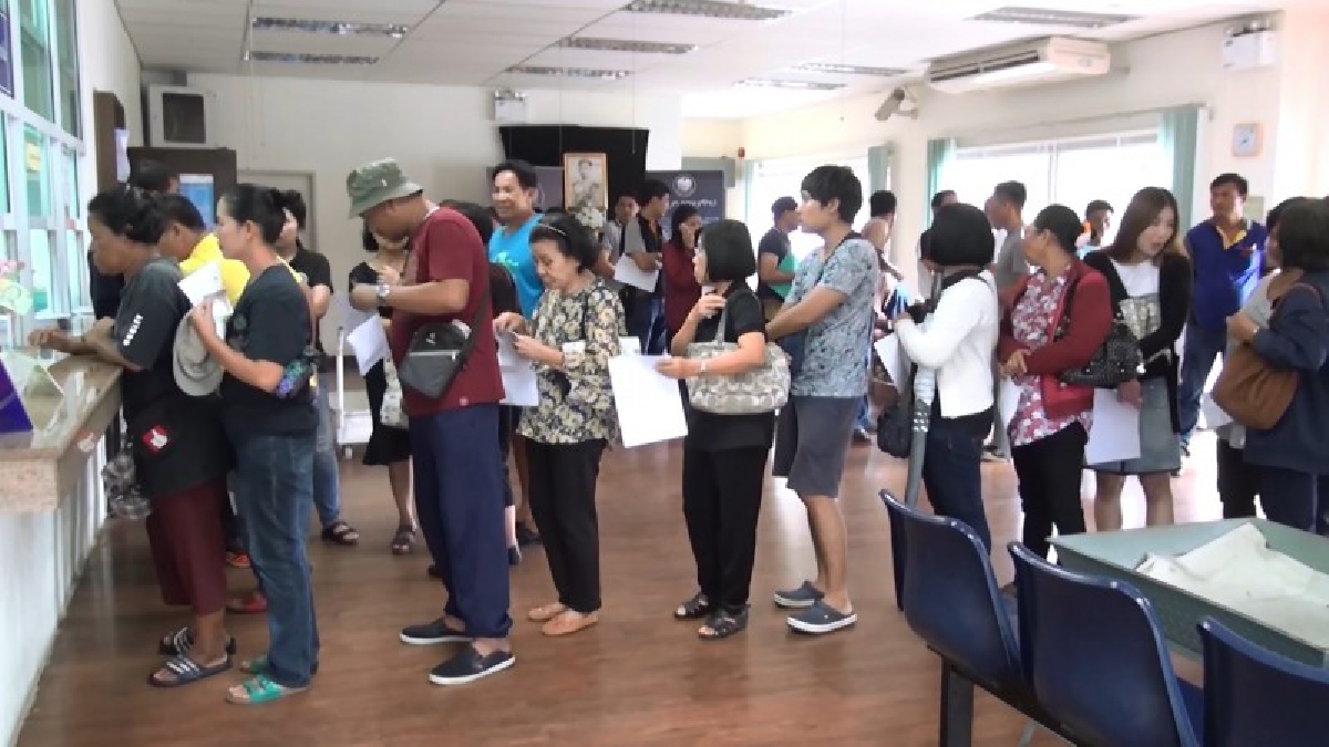 คนยังแน่น!! ธนารักษ์สงขลา คนแห่จองเหรียญ แน่นมาจากต่างอำเภอ ตั้งแต่ตี 3 สามารถจองได้แค่ 18 คน (มีคลิป)