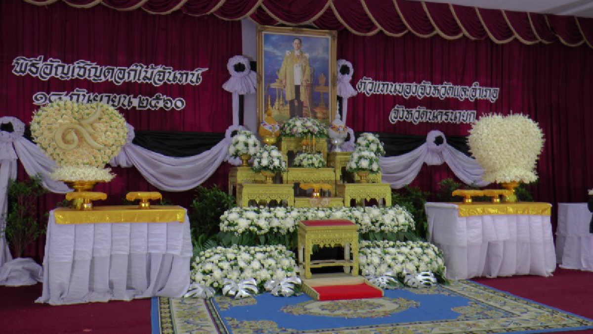 ผู้ว่าฯนครนายกนำข้าราชการร่วมประกอบพิธีการอัญเชิญดอกไม้จันทน์วางหน้าพระบรมฉายาลักษณ์(มีคลิป)