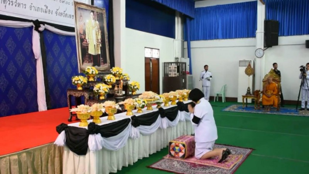 จังหวัดเพชรบุรี จัดพิธีส่งมอบดอกไม้จันทน์ เพื่อนำไปทูลเกล้าถวายในพระราชพิธีถวายพระเพลิงพระบรมศพ