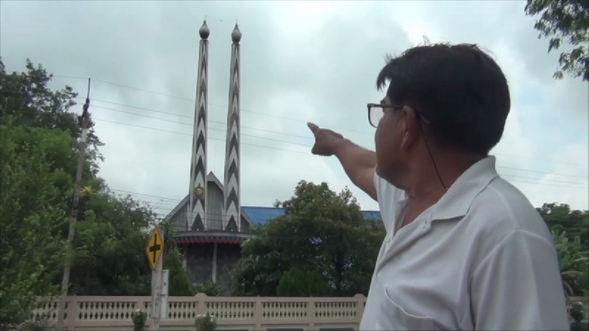 อ่างทอง พบวัดในเมืองอ่างทองสร้างเมรุคู่อยู่ภายในวัดเป็นแห่งเดียวและแห่งแรกในจังหวัด