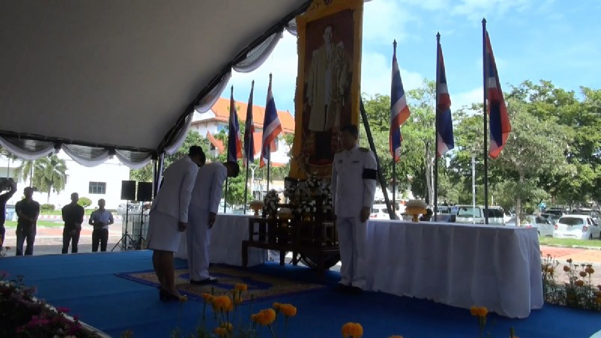สงขลา!!พิธีอัญเชิญช่อดอกไม้จันทน์ตัวแทนจังหวัดสงขลาทั้ง 16 อำเภอส่งมอบให้กระทรวงมหาดไทยเพื่อนำไปทูลเกล้าถวายในพระราชพิธีถวายพระเพลิงพระบรมศพ