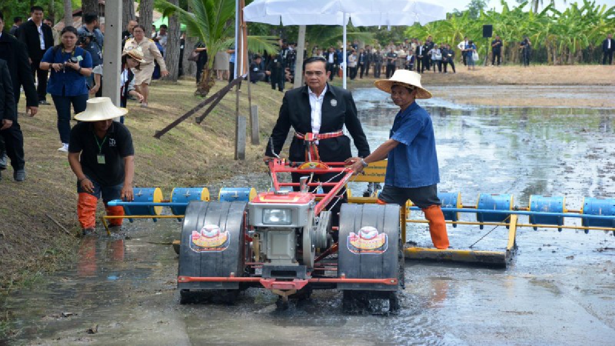 ยิ้มกว้างสุดๆ!! นายกรัฐมนตรีนำคณะรัฐมนตรี ลงพื้นที่สุพรรณบุรีเยี่ยมเกษตรกรชาวนา พร้อมทั้งเยี่ยมชมนิทรรศการ ข้าวนาแปลงใหญ่