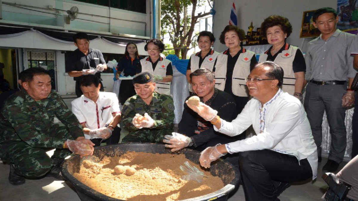 ชาวกาฬสินธุ์รวมพลังจิตอาสา จัดกิจกรรมปั้นก้อนจุลินทรีย์ที่มีประสิทธิภาพ หรือ อีเอ็มบอล เพื่อแก้น้ำเน่าเสียและฟื้นฟูคุณภาพน้ำในลำน้ำปาว