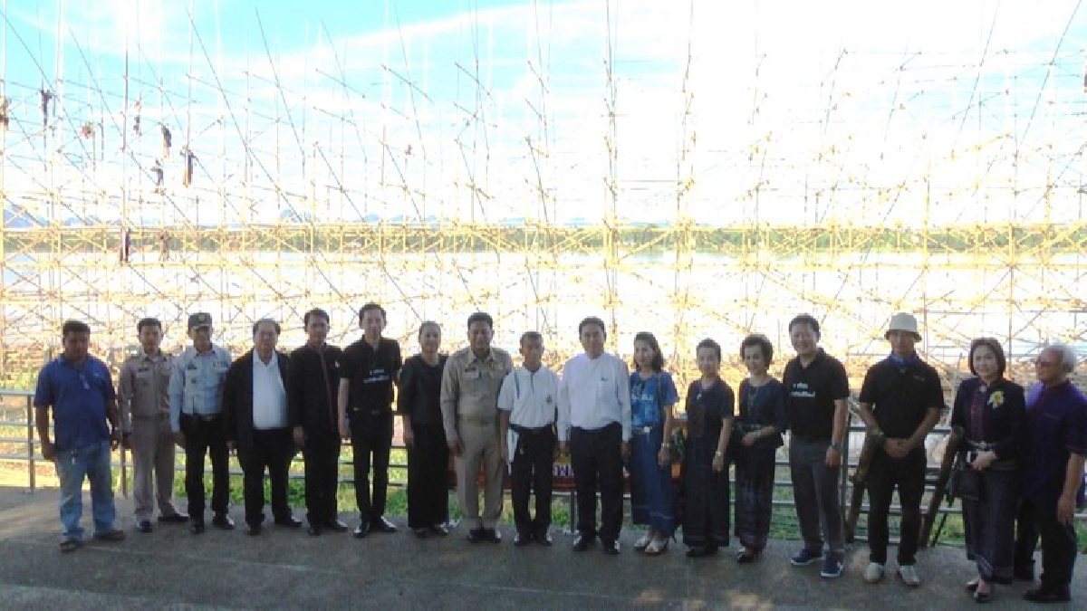 นครพนม พ่อเมืองนำทีมลุย!! เยี่ยมให้กำลังใจศิลปินเรือไฟ ก่อนถึงงานประเพณีไหลเรือไฟและงานกาชาดจังหวัดนครพนม ประจำปี 2560 (มีคลิป)