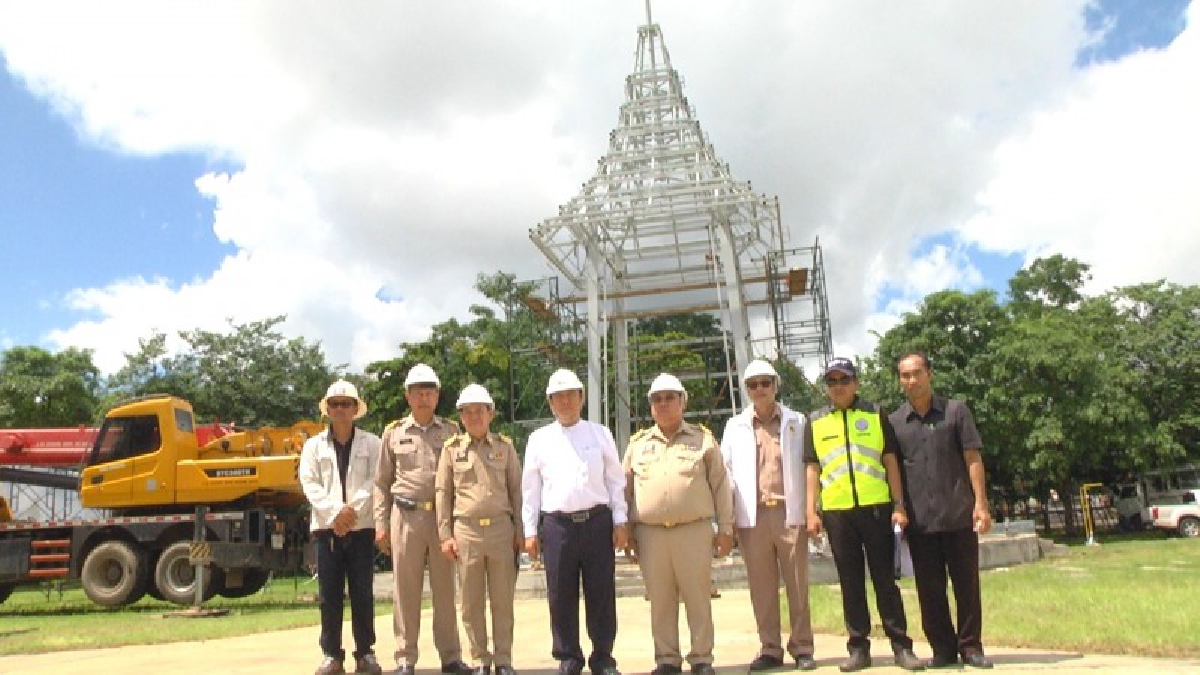 ผู้ว่าฯนครพนม ตรวจความคืบหน้าการก่อสร้างพระเมรุมาศจำลอง (มีคลิป)