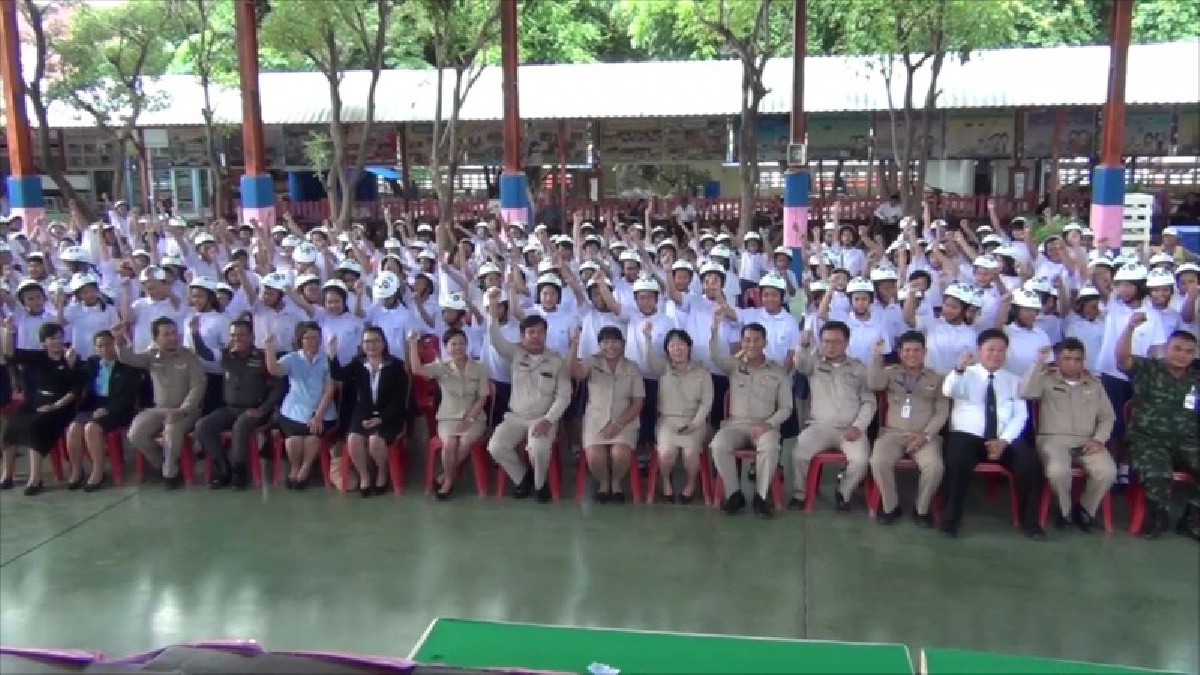 ชมรมคนห่วงหัวจับมือจังหวัดอ่างทอง เปิดโครงการผู้ว่าฯห่วงหัว มอบหมวกกันน็อกให้กับเด็กเพื่อถวายเป็นพระราชกุศล ในหลวง ร.9 (มีคลิป)