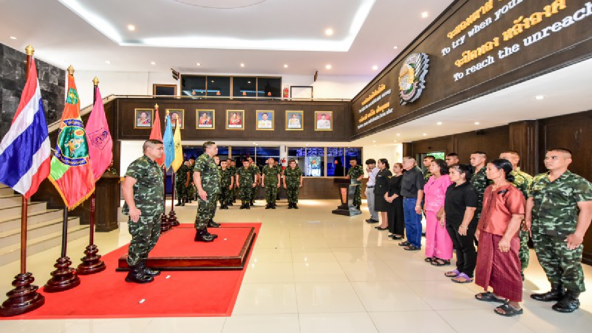 เราคือครอบครัวเดียวกัน!! ผบ.ร.29พล.ร.9 จัดพิธีบวงสรวงอนุสรณ์ผู้เสียสละ อุทิศส่วนกุศลให้กำลังพลที่เสียชีวิตในหน้าที่ มอบเงินสวัสดิการให้ทายาท