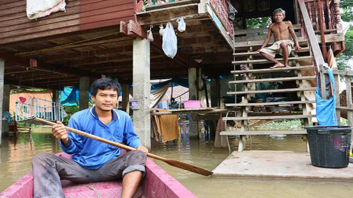 กาชาดรุดช่วยชาวบ้าน หลังโดนอิทธิฤทธิ์พายุทกซูรี ทำแม่น้ำยมเอ่อล้นตลิ่งเข้าท่วมบ้านเรือน เดือดร้อนกันถ้วนหน้า (มีคลิป)