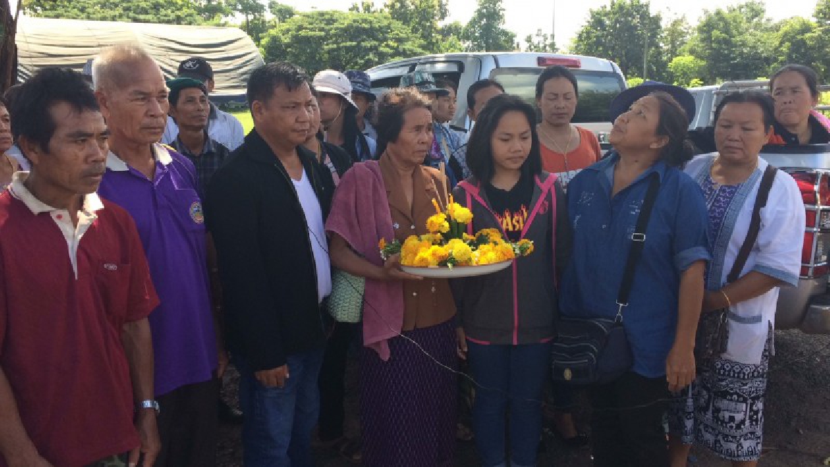 พ่อแม่"ผอ.อ้อย"บุก สภ.กันทรลักษ์รอพบผู้กองเหน่ง เผย..ทำทุกวิถีทางแล้วจริงๆ แต่ยังไร้วี่แวว (มีคลิป)