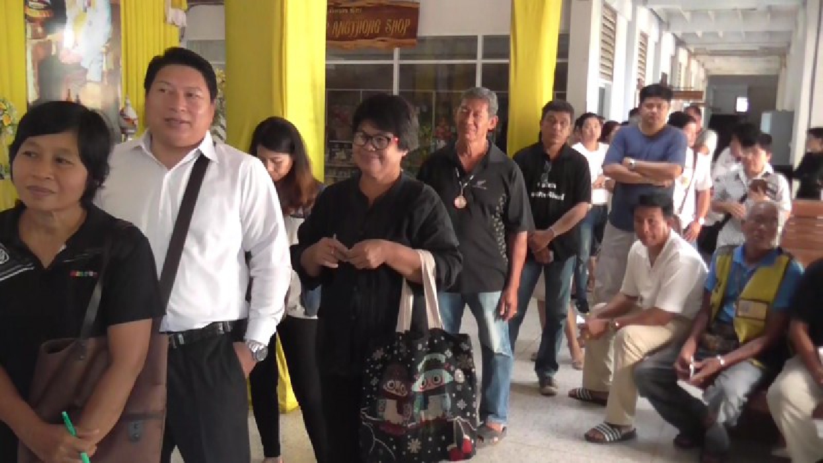 ผิดหวังอย่างแรง!! ประชาชนแห่จองเหรียญที่ระลึก พระราชพิธีถวายพระเพลิง ร.9 เพียง 5 นาที เหรียญทองแดงหมดเกลี้ยง (มีคลิป)