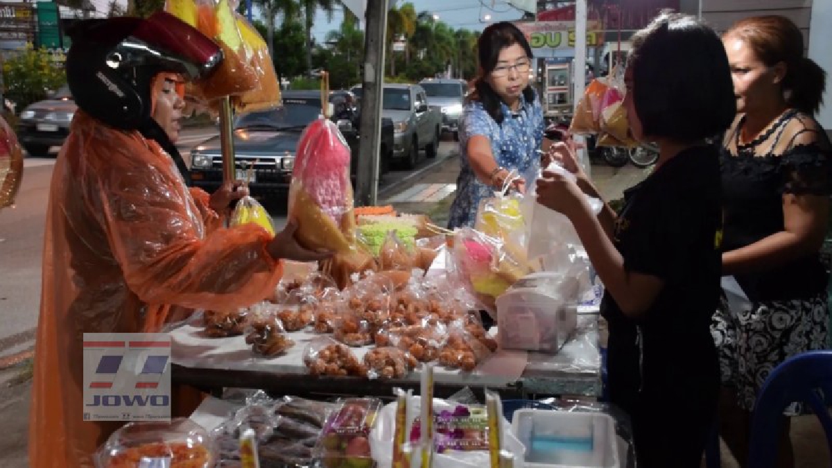 ตรัง!! บรรยากาศซื้อขายขนมวันสารทเดือนสิบคึกคัก ปชช.จับจ่ายซื้อขนมทำบุญใหญ่หรือวันส่งตายาย ยังคงขายราคาเดิม ไม่มีการปรับขึ้นราคาแต่อย่างใด