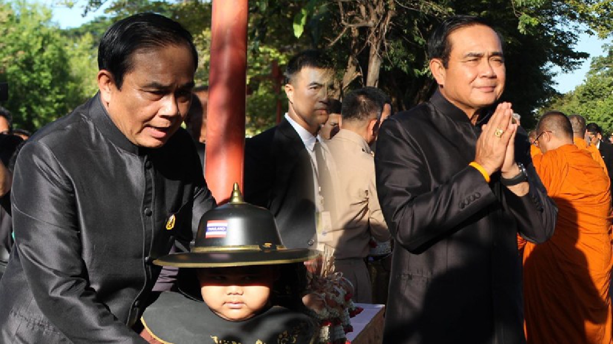 ต้อนรับเช้าอันแสนสดใส!! บิ๊กตู่ นำครม. ทำบุญตักบาตร หน้าวัดมหาธาตุ พร้อมลั่นฆ้องเปิดตลาดกรุงศรี  ก่อนประชุม ครม.สัญจร(ชมคลิป)