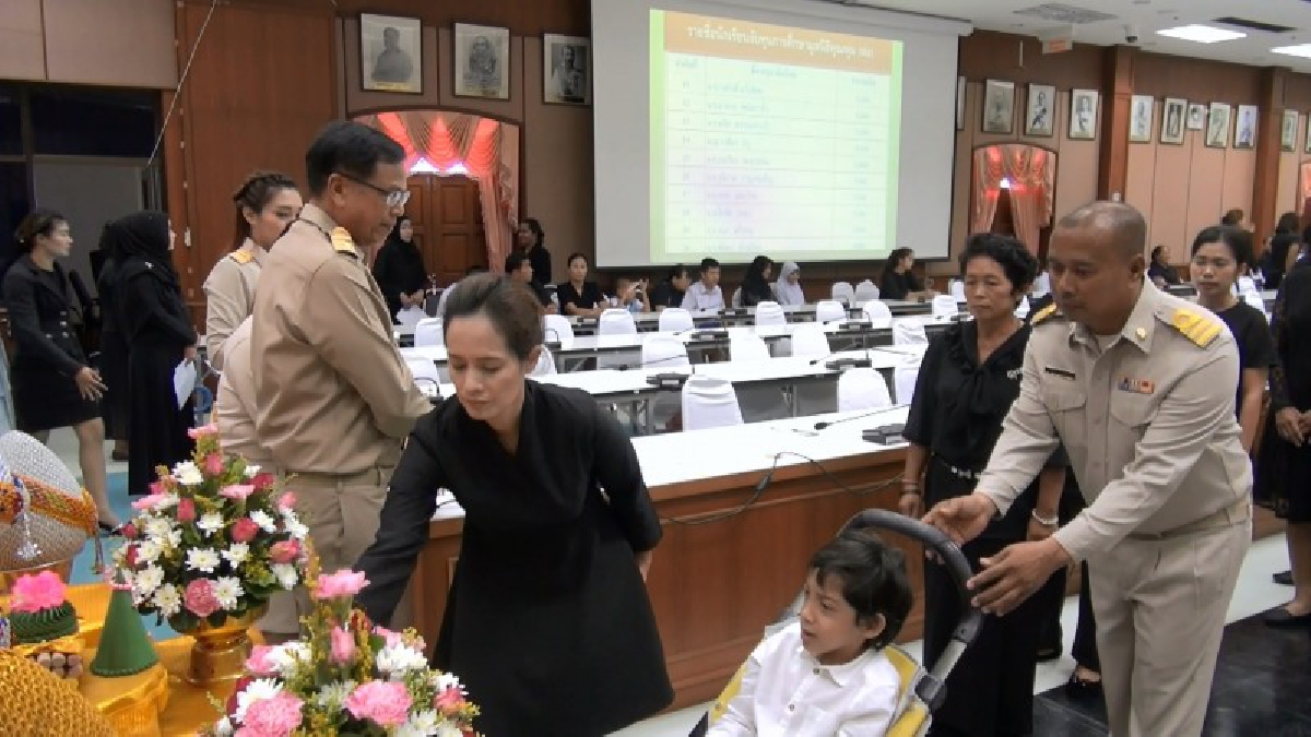 ซาบซึ่งในพระมหากรุณาธิคุณ!! มูลนิธิคุณพุ่ม มอบทุนสนับสนุนการศึกษาแก่เด็กออทิสติก และเด็กพิการ ในจังหวัดสงขลา จำนวน 143 ทุน (คลิป)