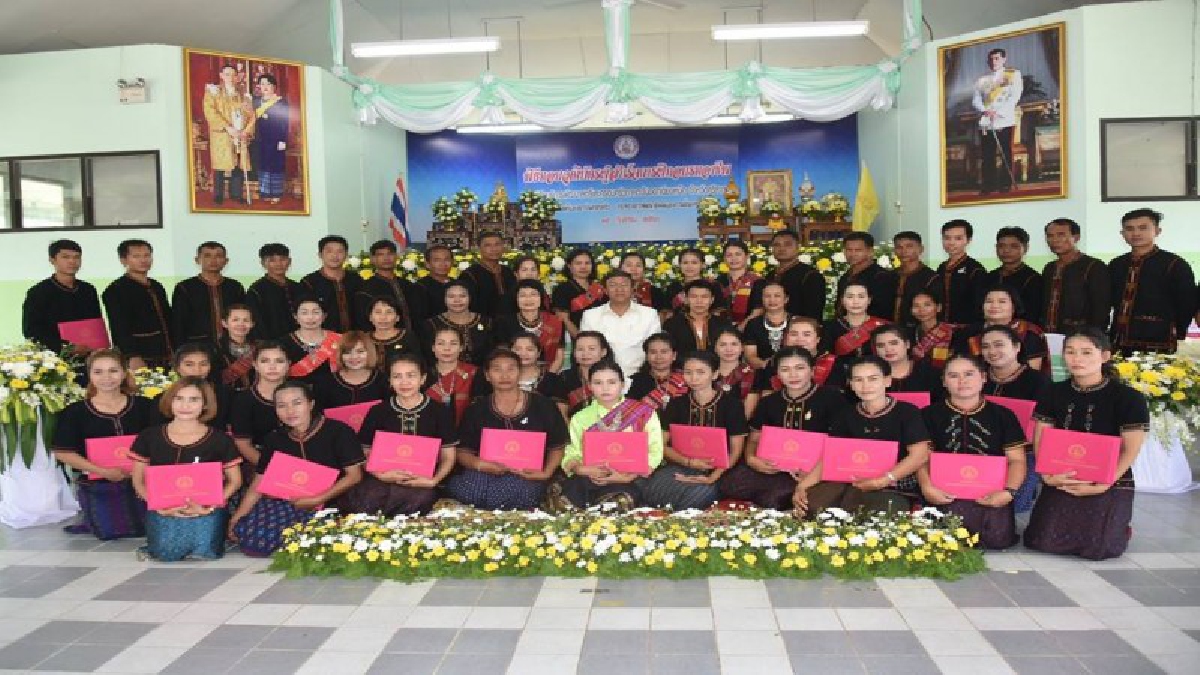 อธิบดีกรมกิจการสตรีและสถาบันครอบครัว มอบวุฒิบัตรให้แก่ผู้สำเร็จการฝึกอบรมอาชีพ รุ่นที่ 56 จ.ศรีสะเกษ
