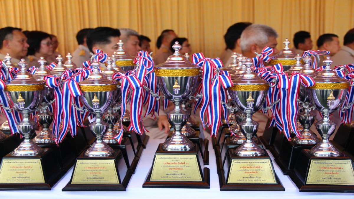 ประชาชนต่างปลาบปลื้ม เข้ารับพระราชทานรางวัลจากพระหัตถ์พระเทพฯ ในการประชันเสียงนกเขาชวาและประกวดการดำเนินการทางเกษตร