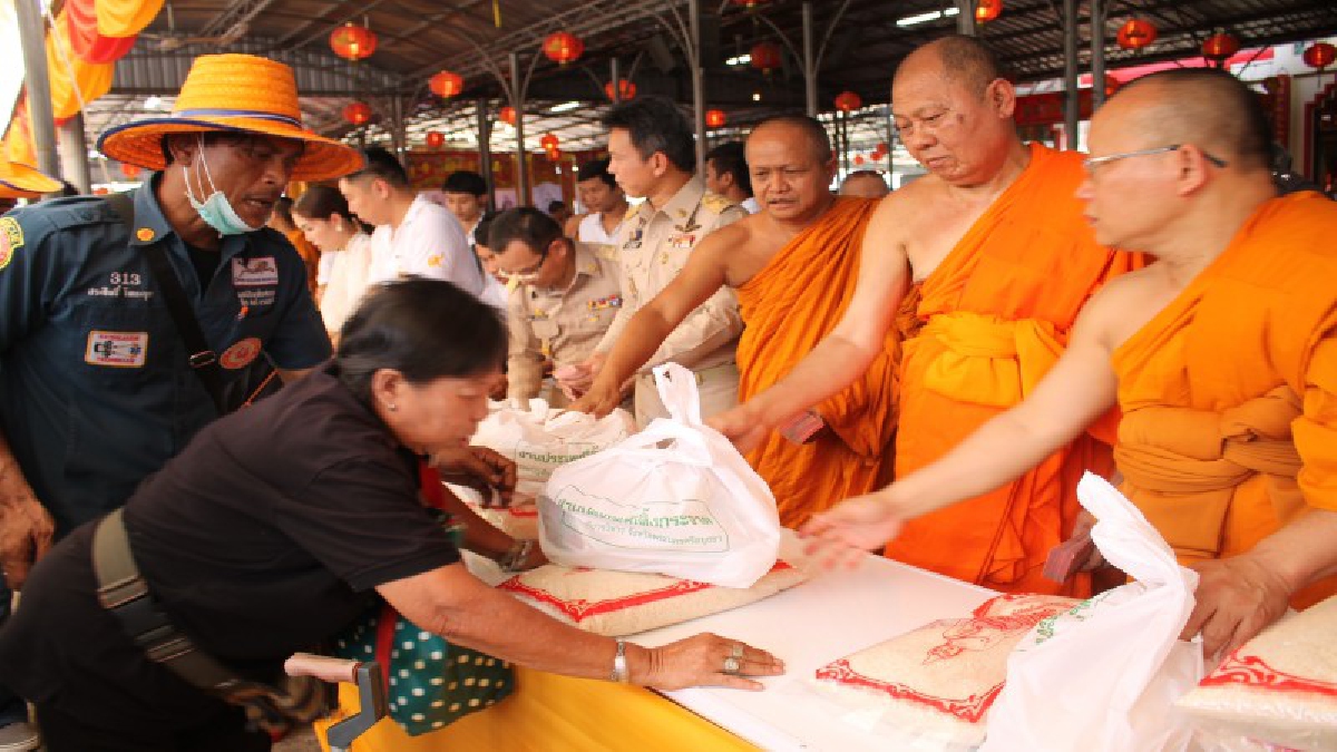 คนนับพันจากทั่วสารทิศแห่แย่งชิงทานงานทิ้งกระจาด วัดพนัญเชิงฯ กรุงเก่า หวังชิงติ้วได้รางวัลพิเศษกลับบ้าน