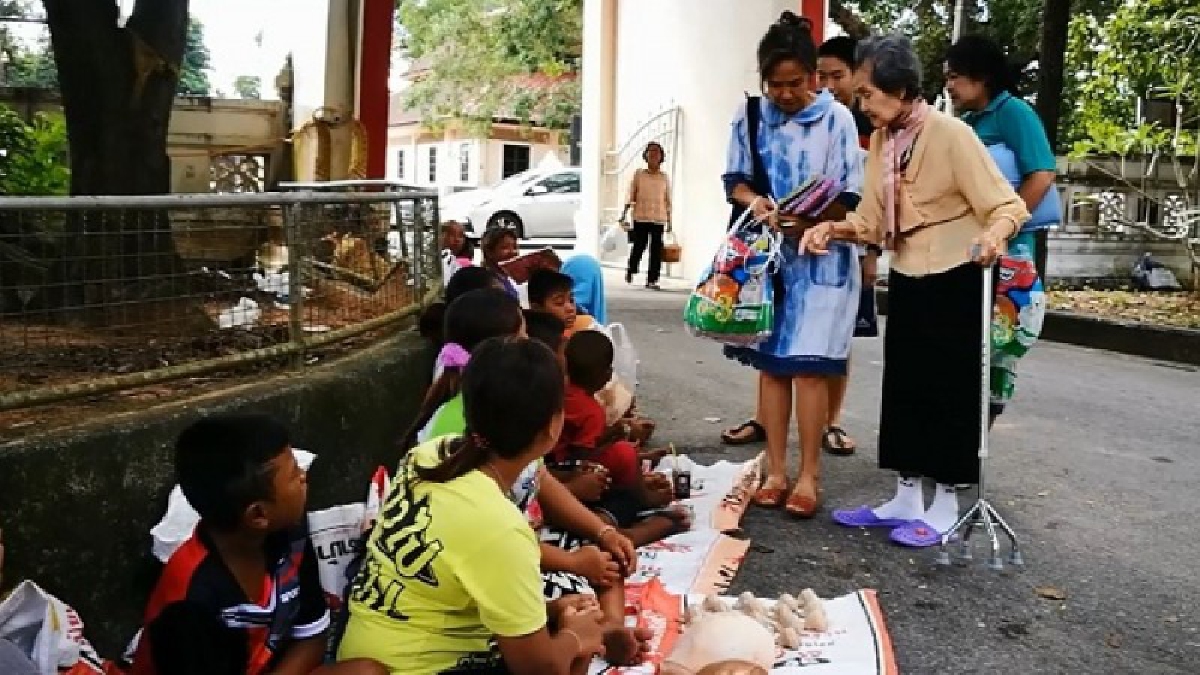 สุดคึกคัก!! ชาวเล กว่า100 ชีวิตร่วมสารทเดือนสิบ ขณะปปช.เข้าวัดทำบุญ ส่งตา-ยาย สืบทอดประเพณีที่มีมายาวนานกันอย่างเนืองแน่น!?