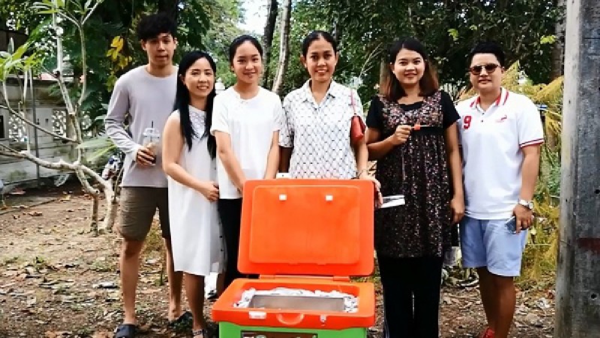 สุดชื่นชม!! เจ้าของธุระกิจยางรถยนต์ มีน้ำใจงาม ทำไอติมโบราณ แจกปปช.ทีเดินทางมาเข้าวัดทำบุญให้บรรพบุรุษ อิ่มบุญกันถ้วนหน้า!!