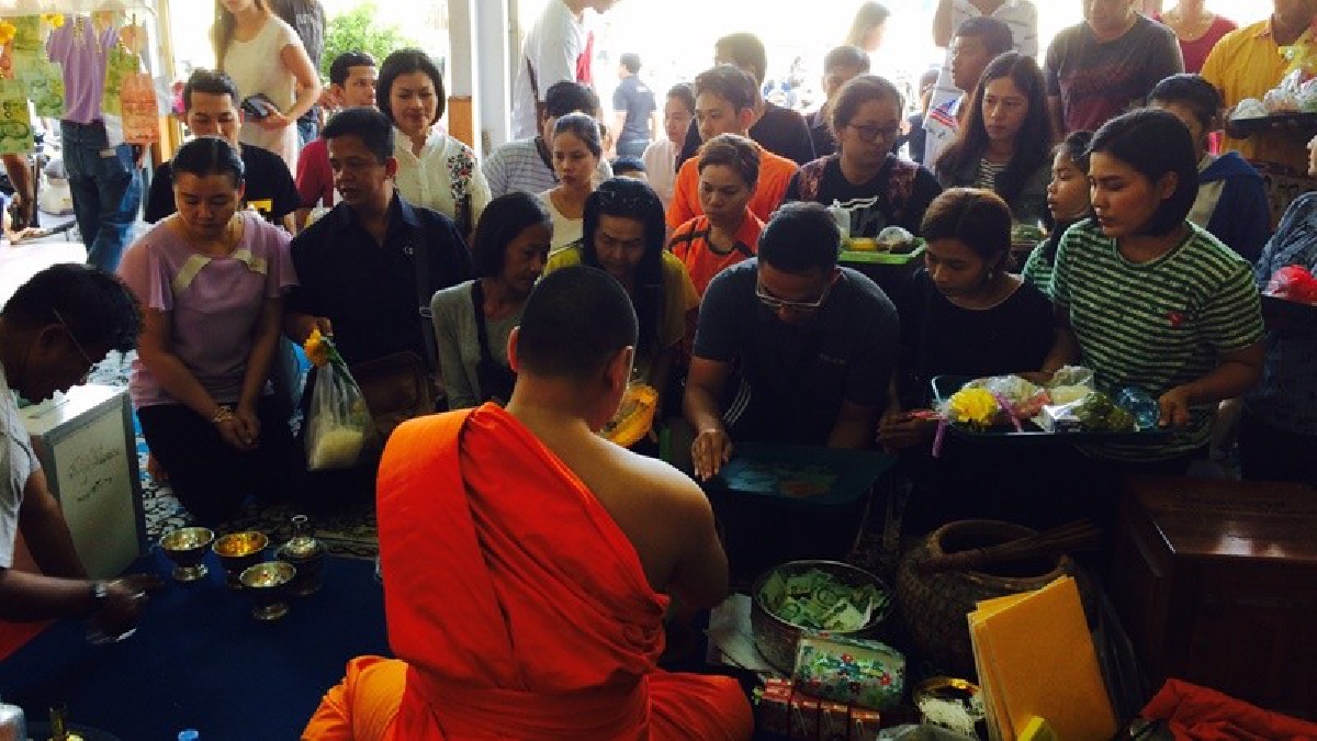 ชาวสุราษฎร์ฯ!! ร่วมกันทำบุญสารทเดือนสิบอุทิศให้บรรพบุรุษ ประเพณีส่งตายาย ทุกวัด ประชาชนร่วมงานบุญเอกลักษณ์ของคนปักษ์ใต้อย่างคับคั่ง
