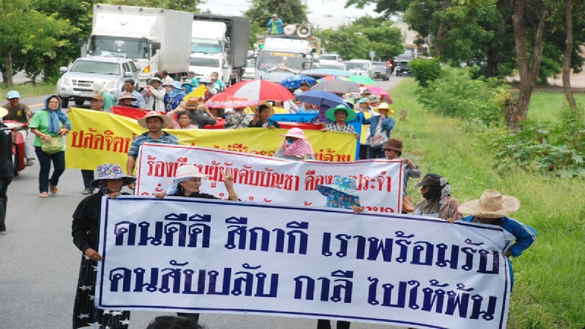 ส่อบานปลาย!! ม็อบคนชราลุกฮือ ประท้วงทวงเบี้ยยังชีพ ไล่ปลัดอบต. เดินเท้า 20 กม.บนถนนเพชรเกษม ปักหลักนอนค้างหน้าศาลากลางจังหวัด
