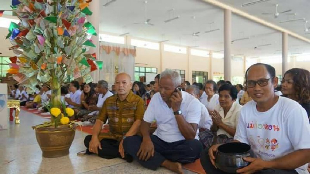 แห่ทำบุญ!! พุทธศาสนิกชน อำเภอสุไหงปาดี ร่วมทำบุญวันสารทเดือนสิบ สืบทอดประเพณีและทำบุญให้กับบรรพบุรุษที่ล่วงลับ!?