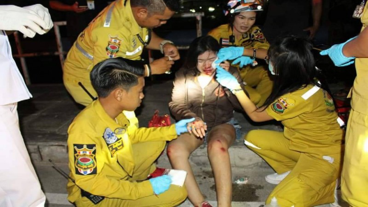 ภาพสุดประทับใจของคำว่าให้ ของคนกู้ภัย “เจ็บตรงไหนค่ะ” “ ปวดที่ไหนไหมครับ” (มีคลิป)