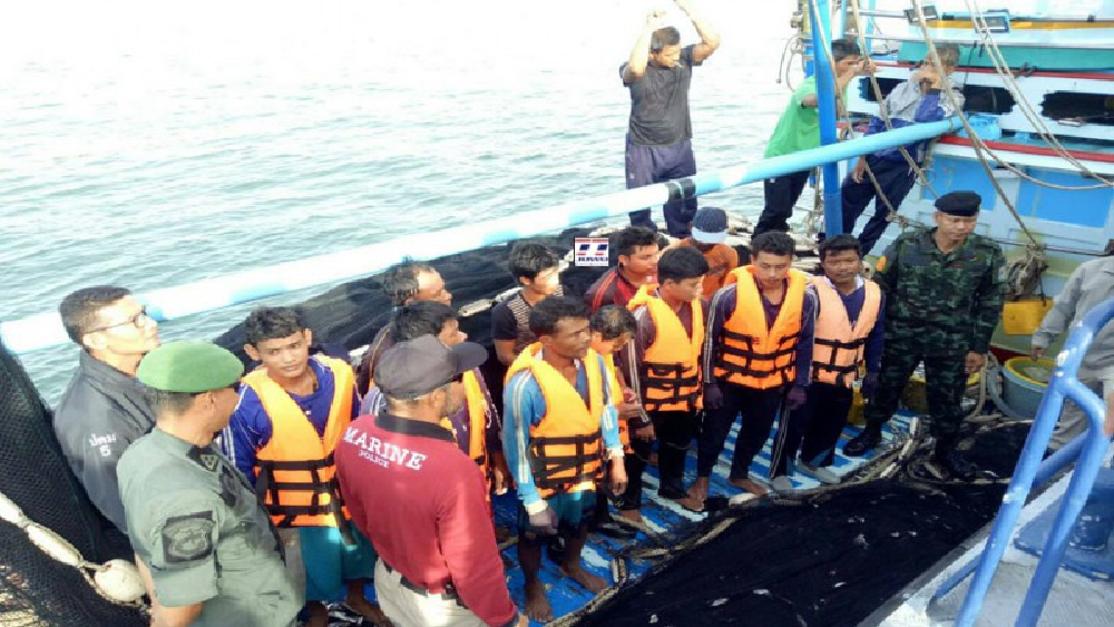 จู่โจมตรวจค้น!! ฝ่ายปกครอง ทหาร ตร. อส.บุกจู่โจมตรวจค้น เรือประมงในน่านน้ำทะเลอ่าวไทย ปราบปรามการค้ามนุษย์ แรงงานผิดกฎหมาย (มีคลิป)