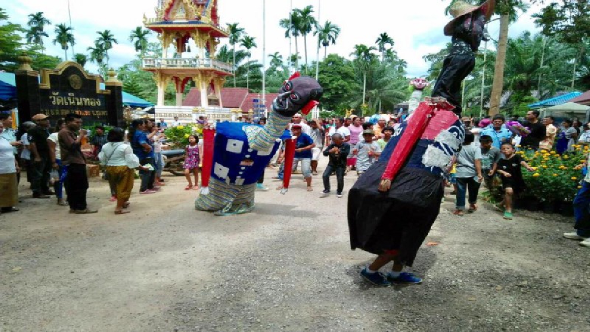 วันส่งตายาย!? ชุมพรจัดงานบุญเดือนสิบ ส่งตา-ยายตามสายน้ำ วัดเนินทองหวนดูทรัพย์ส่งวิถีชุมชนคนบ้านเราชมแห่จาดและตัวโทงเทง (มีคลิป)