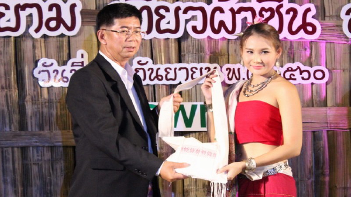 สุดเก๋ไก๋...สะพายย่ามกันทั้งเมือง!? พ่อเมืองสุโขทัยเปิดงาน “สะพายย่าม เที่ยวผ้าซิ่น สุโขทัย” หนุนตลาดผ้าทอดันท่องเที่ยวยั่งยืน