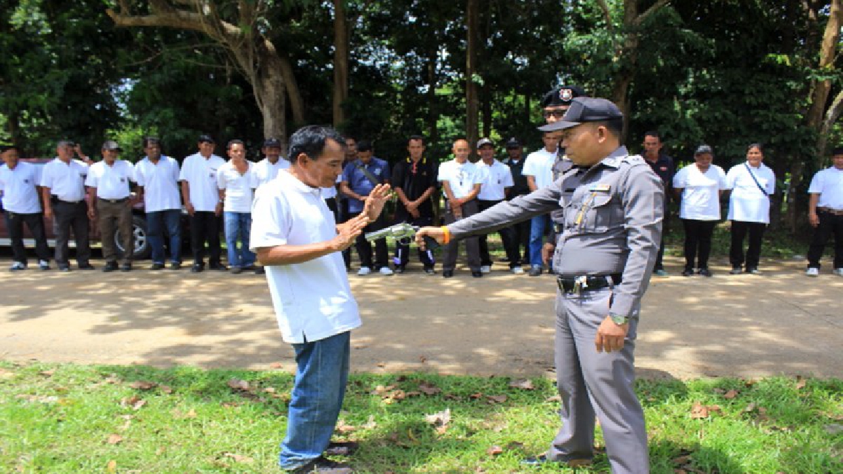 ตรัง!! หนุนประชาชน 1 พันคน เข้าร่วมในการรักษาความสงบเรียบร้อย ร่วมแก้ไขปัญหาของชุมชน ได้ตรงตามความต้องการอย่างแท้จริง (คลิป)