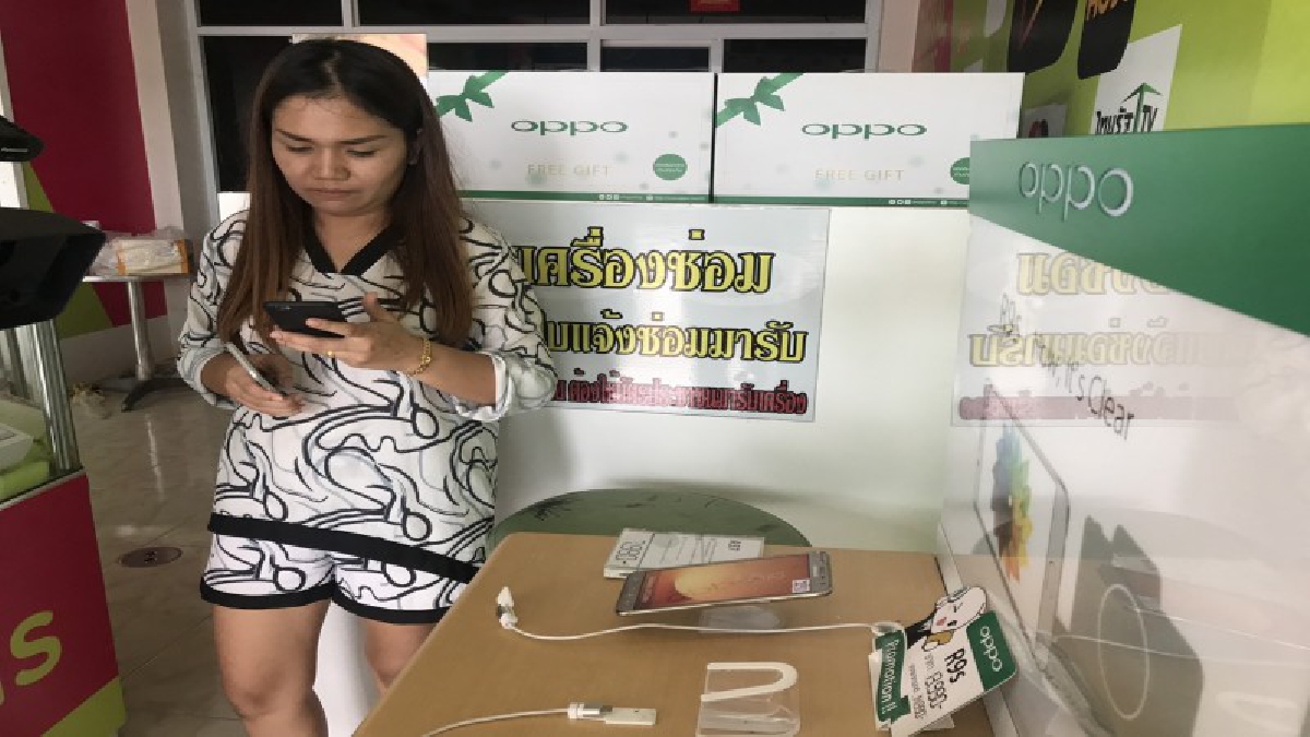 ทำแบบนี้ไม่สงสารลูกรึไง!? ภาพวงจรปิดจับภาพ 2 ผัว-เมียอุ้มลูกขับรถจยย.ย่องฉกมือถือในร้าน เจ้าของร้านเผยไม่เอาผิดขอแค่ให้เอามาคืน!?