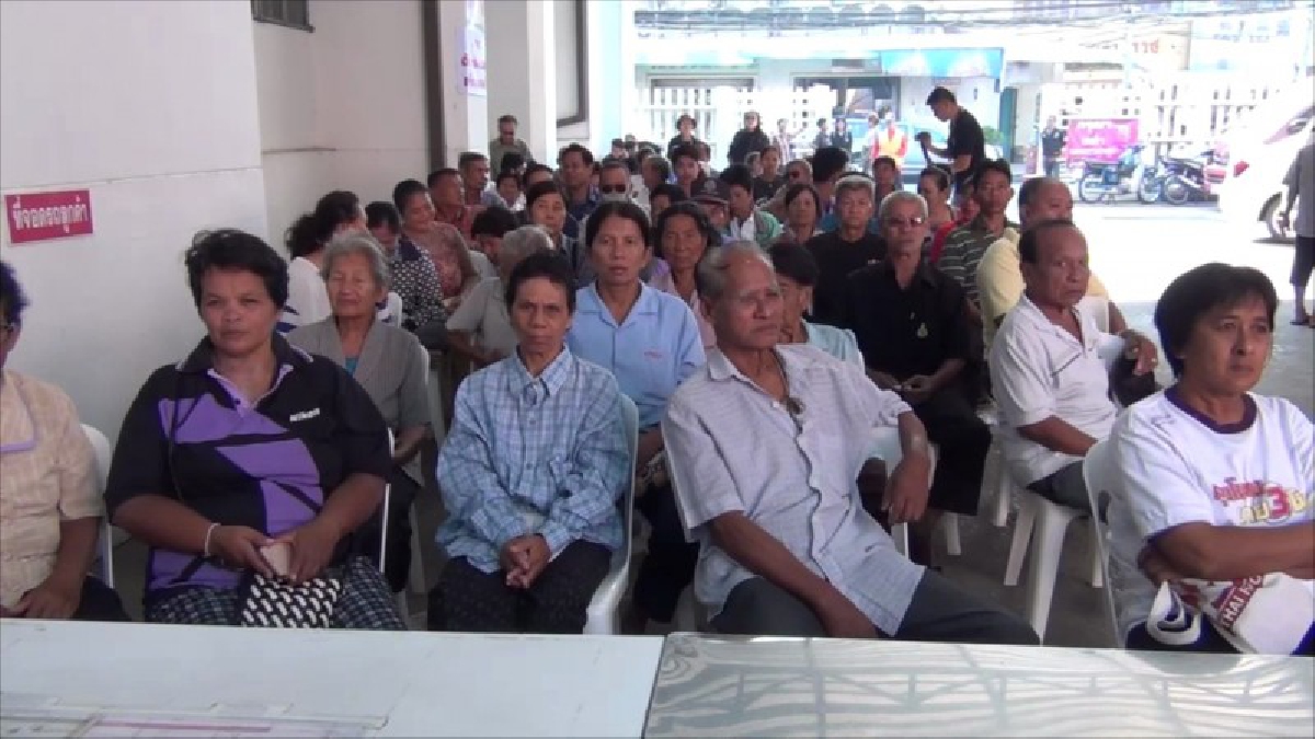 อ่างทอง!! บรรยากาศรับบัตร เพื่อสวัสดิการแห่งรัฐคึกคัก ด้านประชาชนที่ได้รับบัตร เผยดีใจมากที่รัฐบาลไม่ทอดทิ้งประชาชน (มีคลิป)