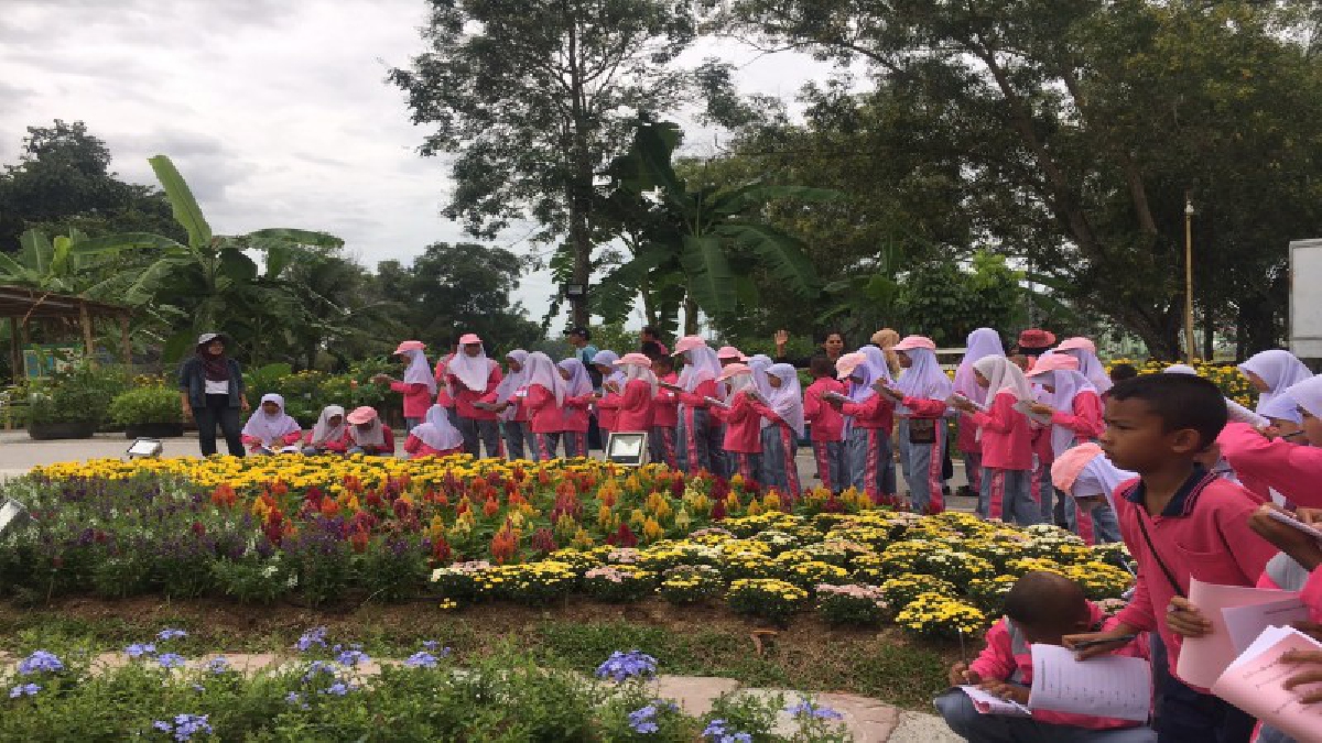 ชาวนราธิวาส!! สนใจร่วมชมนิทรรศการในงานของดีเมืองนรา ครั้งที่ 42 อย่างคึกคัก ส่วนใหญ่เน้นสร้างองค์ความรู้นอกห้องเรียนให้กับนักเรียน