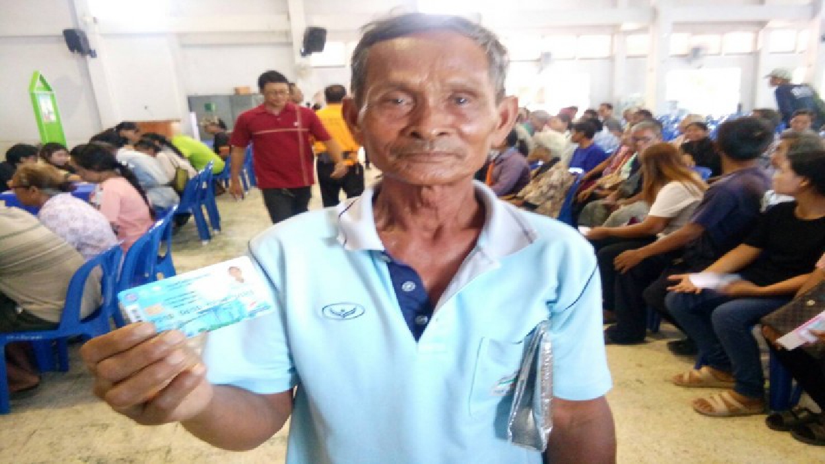  สุดคึกคัก!! ประชาชนทยอยแห่รับบัตรสวัสดิการแห่งรัฐวันแรก ช่วยเหลือผู้มีรายได้น้อยนับหมื่นคน ( ชมคลิป )