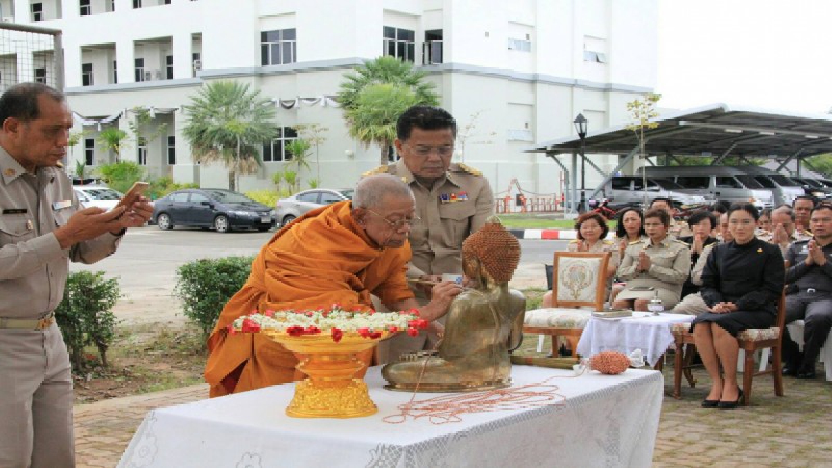 กระบี่!! อัญเชิญพระพุทธสิหิงค์ประจำจังหวัดกระบี่ มาประดิษฐาน ณ ศาลากลาง เพื่อเป็นสิริมงคลกับข้าราชการและประชาชน!? (คลิป)