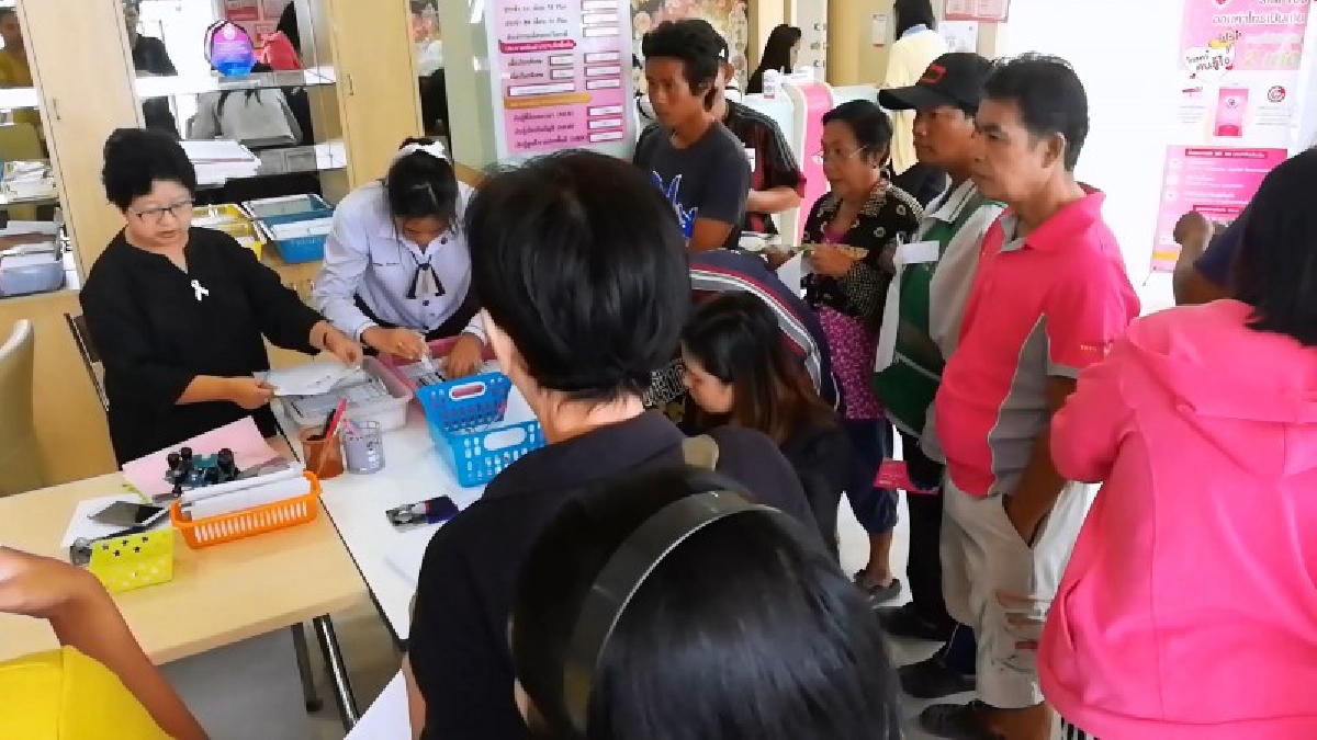 วันแรกสุดคึกคัก!! ประชาชนใน จ.สงขลา ทยอยไปรับบัตรสวัสดิการแห่งรัฐที่ธนาคาร ธกส.และออมสิน ในวันแรกอย่างคึกคัก!?