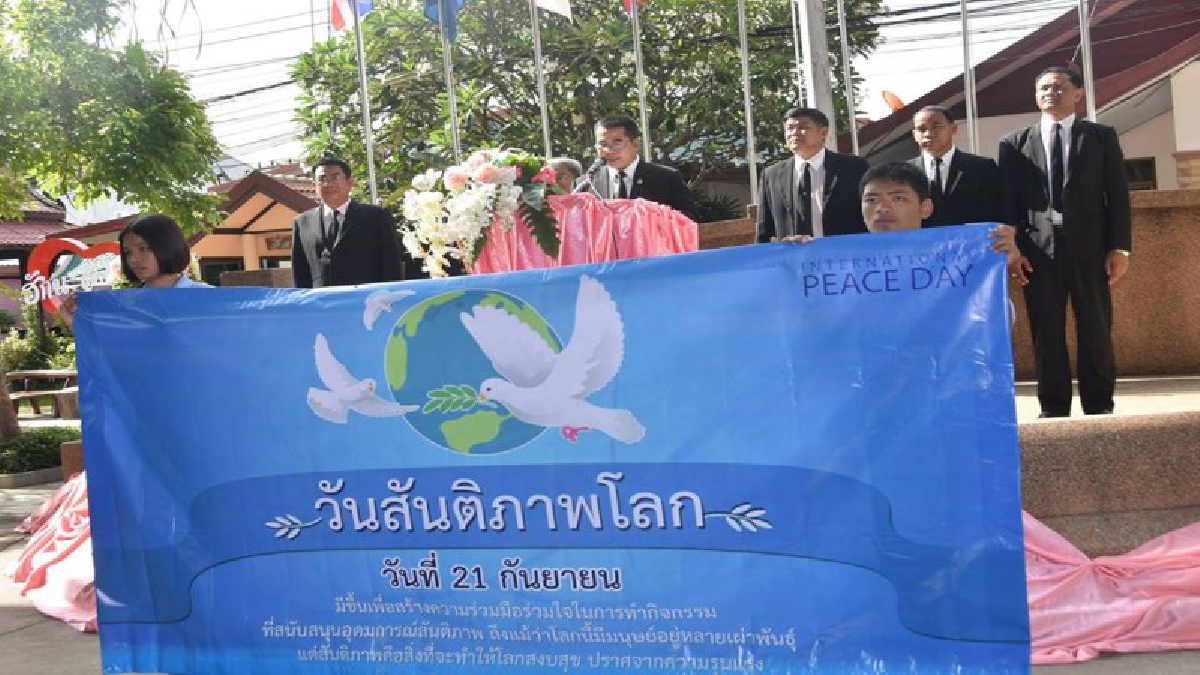 จ.ศรีสะเกษ จัดกิจกรรมวันสันติภาพโลก ประจำปี 2560 คณะครู และนักเรียน เข้าร่วมกิจกรรมกว่า 2,000 คน