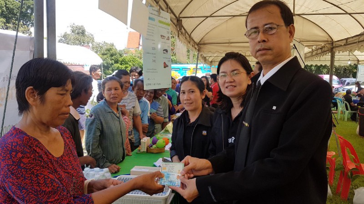 สุพรรณบุรี!! ธ.ก.ส.เร่งส่งมอบบัตรสวัสดิการแห่งรัฐ สำหรับผู้มีรายได้น้อย วันนี้เป็นวันแรก ประชาชนแห่ไปรับบัตรกันอย่างคึกคัก!!
