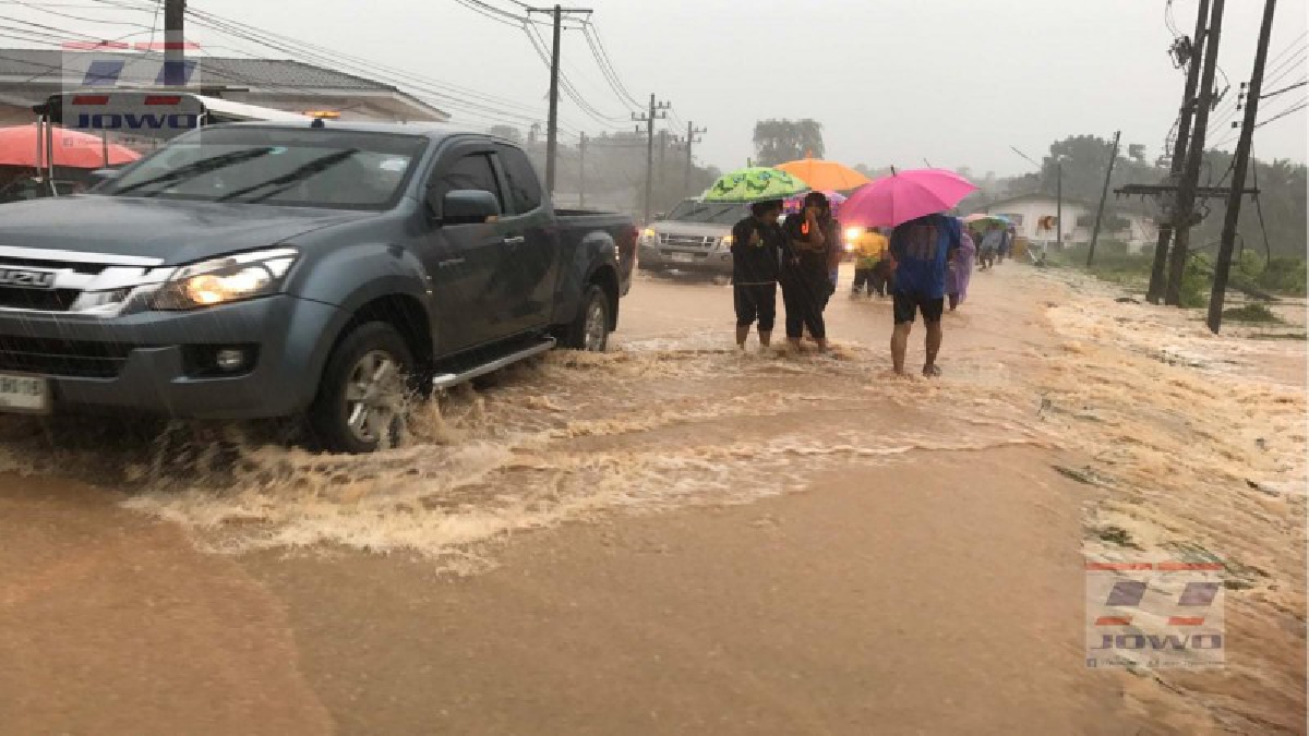 ฝนอ่วมตรังตลอดวัน!! น้ำท่วมฉับพลัน น้ำป่าไหลหลากเข้าท่วม 6 อำเภอ ดินหินภูเขาสไลด์บนไหล่ ผู้ว่าฯแจ้งเตือนประชาชนต่อเนื่อง (ดูคลิป)