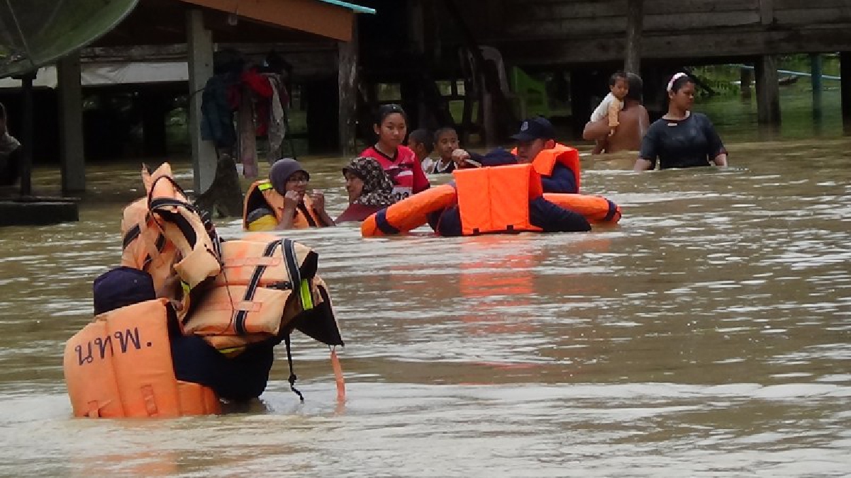สตูล!! 7 อำเภอ ยังอยู่ในช่วงวิกฤต ทหารเร่งอพยพช่วยเหลือชาวบ้านที่ติดในครัวเรือน เพื่อบรรเทาความเดือดร้อนให้กับประชาชนที่กำลังลำบากอยู่!?