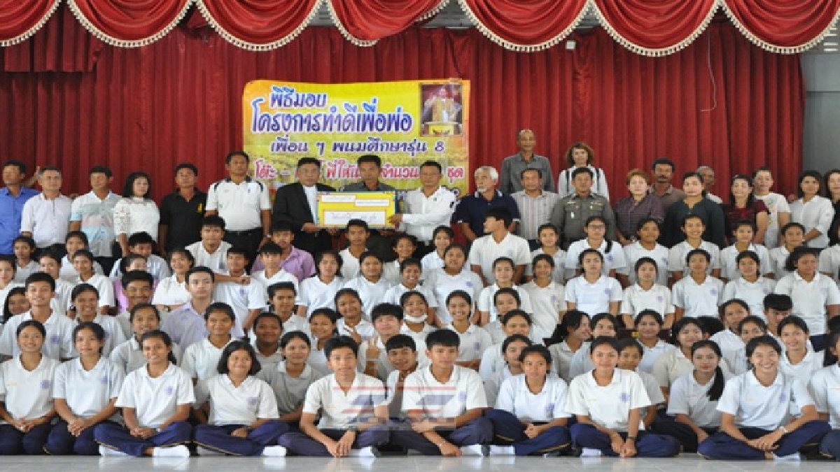 ช่วยเหลือ!! ศิษย์เก่า ร.ร.พนมศึกษารุ่น 8 สุราษฎร์ธานีร่วมกันทำดีเพื่อพ่อ มอบโต๊ะ-เก้าอี้นักเรียน 80 ชุดถวายเป็นพระราชกุศล ร.9 (มีคลิป)