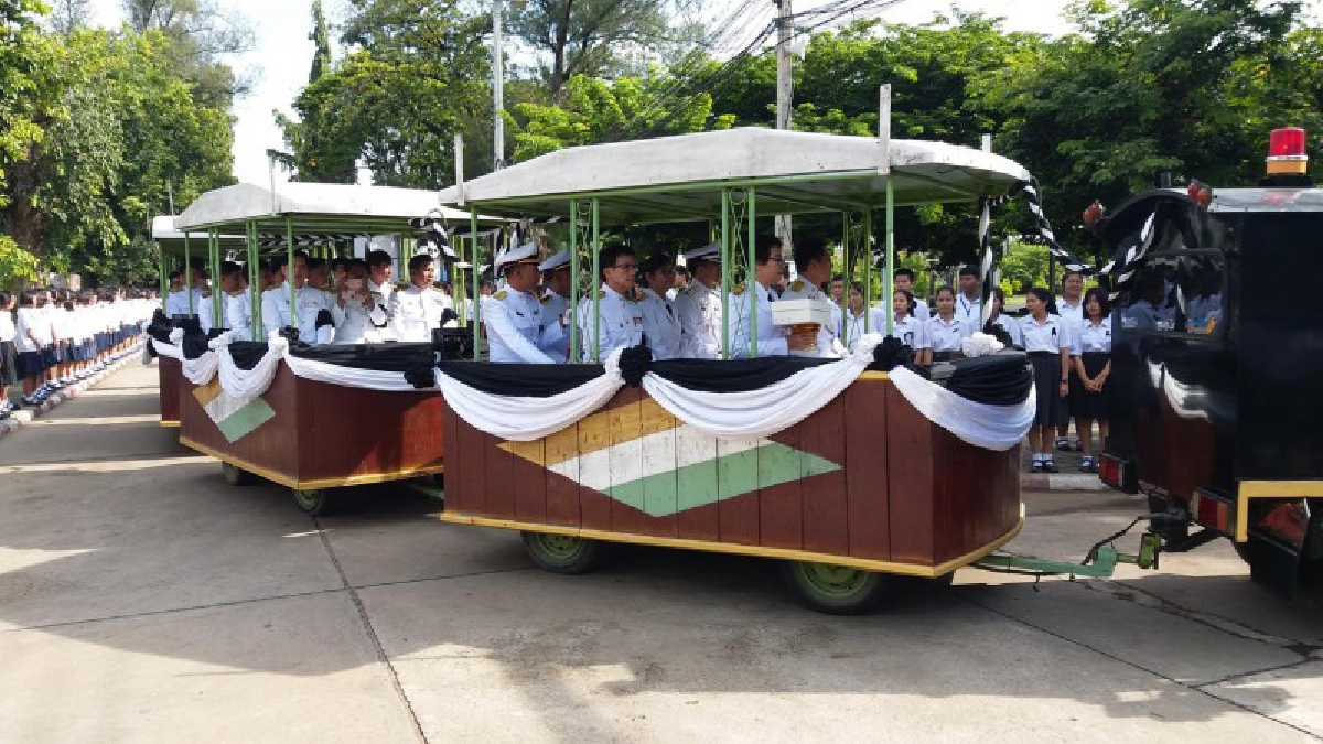 ชาว อ.ด่านช้าง สุพรรณบุรี จัดขบวนอัญเชิญดอกไม้จันทน์ อย่างสมพระเกียรติ เพื่อนำไปทูลเกล้าถวายในพระราชพิธีถวายพระเพลิงพระบรมศพ (มีคลิป)