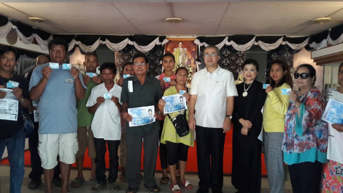 สุรินทร์คนจนปลอม!!อื้อซ่ากว่า 60,000 คน ผู้ว่าฯ ตรวจเยี่ยมจุดมอบบัตรสวัสดิการแห่งรัฐคึกคัก แห่ขอบคุณลุงตู่และรัฐบาล คสช.ที่ช่วยคนยากจนจริงๆ