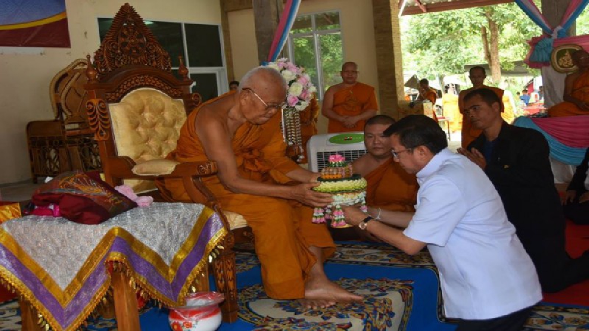 อิ่มอกอิ่มใจ..อิ่มบุญกันถ้วนหน้า!! ชาวศรีสะเกษ ร่วมทำบุญถวายสังฆทาน เพื่อสืบสานประเพณีท้องถิ่นให้คงอยู่สืบต่อไป!? (ชมคลิป)