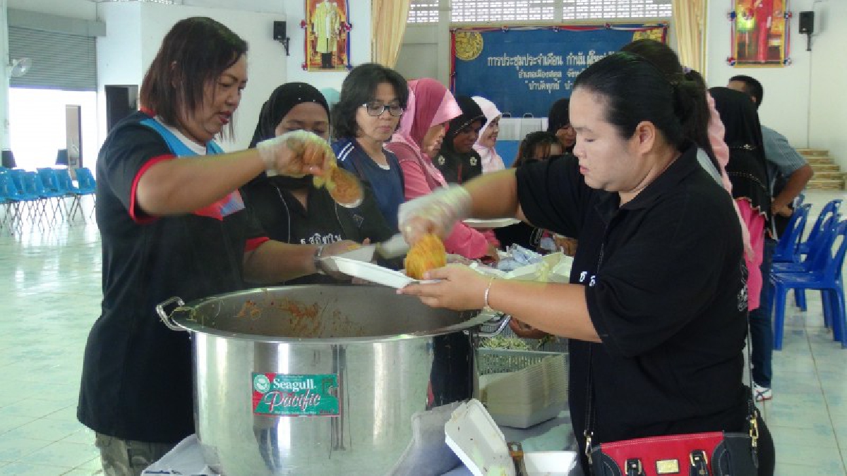 สตูล!! สถานที่ราชการน้ำทะลักเข้าท่วม จังหวัดตั้งครัวสนามช่วย ผลิตข้าวกล่องวันละ 2,000 ชุด บริการประชาชน (มีคลิป)