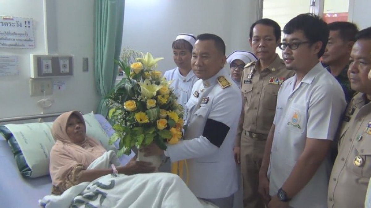 เป็นพระมหากรุณาธิคุณอย่างหาที่สุดไม่ได้ ในหลวงพระราชทานดอกไม้และตะกร้าสิ่งของมอบแก่ทหาร ชาวบ้านที่บาดเจ็บจากเหตุระเบิด (มีคลิป)