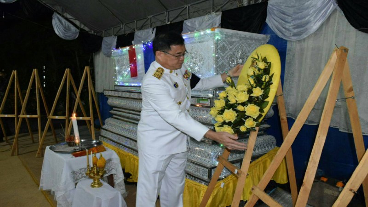สมเด็จพระเจ้าอยู่หัว โปรดเกล้าฯ ให้เชิญพวงมาลาหลวง วางหน้าหีบศพ อส.ทพ. ณัฏฐพล รังสิมันตุชาติ ที่เสียชีวิตจากเหตุคนร้ายวางระเบิด