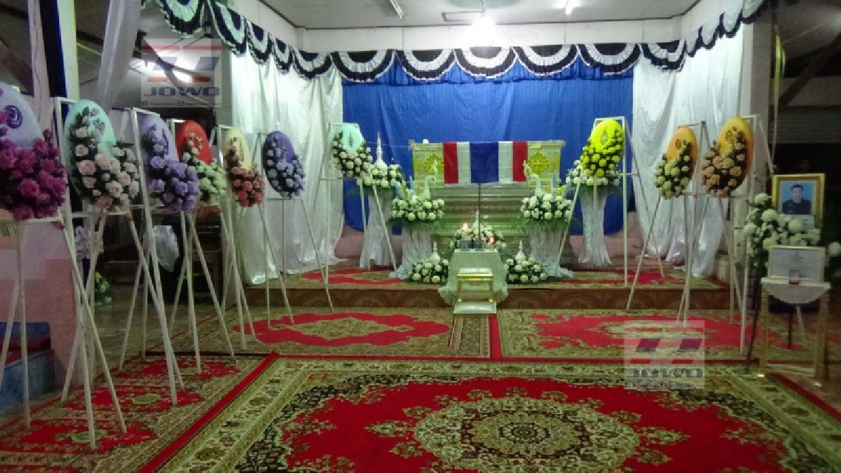 ในหลวงรัชกาลที่10 ทรงพระกรุณาโปรดเกล้าโปรดกระหม่อม ให้ ผวจ.ตรัง อัญเชิญพวงมาลาพระราชทานหน้าหีบศพทหารพรานที่เสียชีวิตจากเหตุลอบวางระเบิด!?