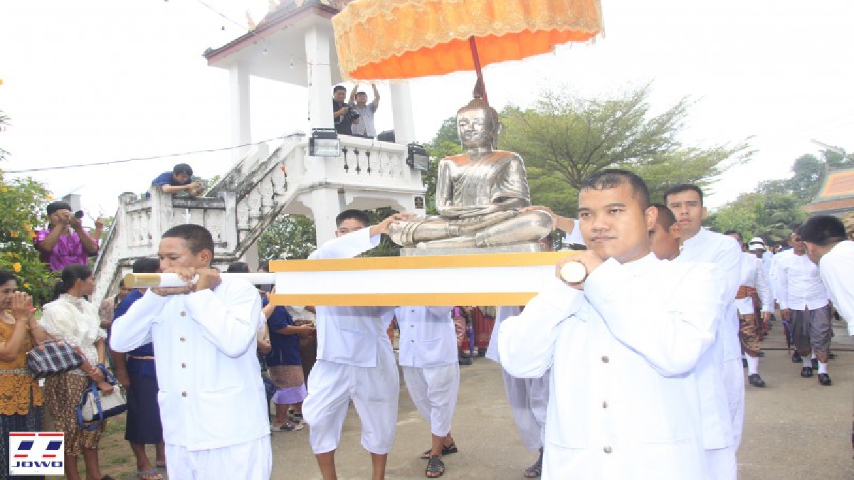 ชาวจังหวัดอุทัยธานี นำหลวงพ่อเงินพระคู่บ้านคูเมือง มาประดิษฐาน ให้นักท่องเที่ยวกราบไหว้ ในงานย้อยรอยเสด็จพระพาสต้น 111 ปี