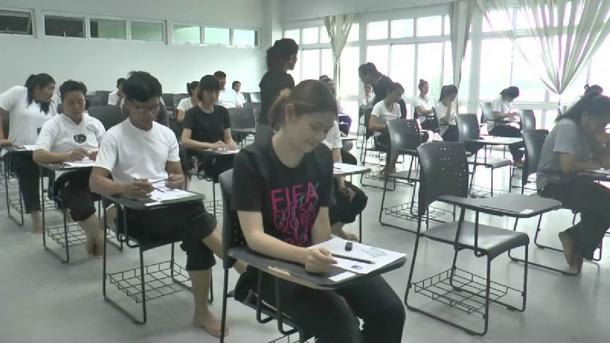 พื้นที่ปลอดทุจริต!! ชาวโคราชแห่สอบ อปท.เกือบ 3 หมื่นคน ทุกสนามสอบวางมาตรการป้องกันทุจริตเข้ม ให้ผู้เข้าสอบใส่เสื้อยืด พร้อมพับขากางเกงวอร์ม